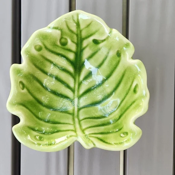 Monterey Collection Leaf-Shaped Ceramic Bowls Green Small Set Of 2 - Picture 4 of 13